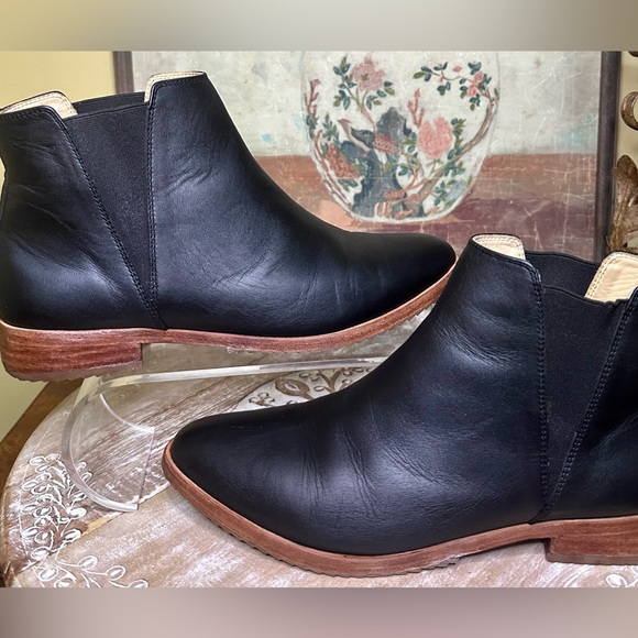 EUC Nisolo “Everyday Chelsea” Ankle Bootie with Rubber Outsoles Size 10 - Picture 9 of 14